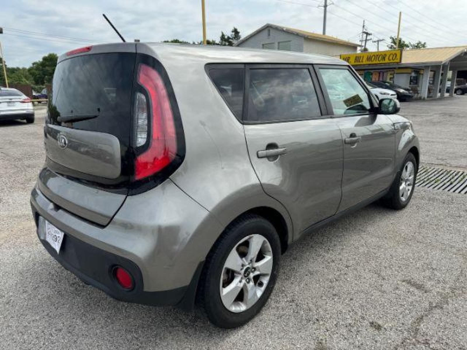 2018 GRAY Kia Soul Base 6A (KNDJN2A27J7) with an 1.6L L4 DOHC 16V engine, 6-Speed Automatic transmission, located at 2715 W Pioneer Pkwy, Arlington, TX, 76013, (817) 265-9009, 32.710262, -97.153236 - Photo #7